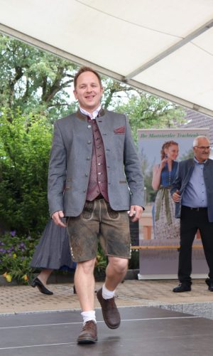 Modeschau Marktfest Euratsfeld 2024 Herr in der St. Georgen Tracht und in der Mostviertel Lederhose