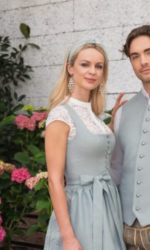 Wenger_Sommer1432_web Pärchen: Dirndl und Gilet beide im gleichen elegantem blass grünem Stoff, Dame im Dirndl mit weißer Spitzenbluse Herr im weißen Hemd mit Gilet in gleicher Farbe