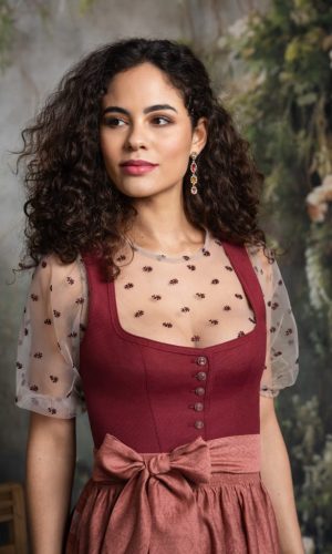 Rotes Dirndl mit Schütze und transparenter Bluse mit rotem Stick