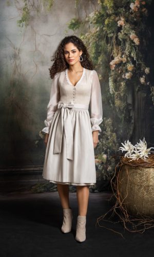 Beiges Dirndl mit V-Ausschnitt - weiße Bluse langarm