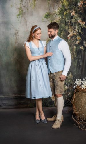 HW25_LUISA(51127)_ISA(51434)_LUIS(51501)_web Hellblaues Dirndl mit kurzarm Bluse und hellblaues Herrengilet mit Lederhose und weißem Hemd
