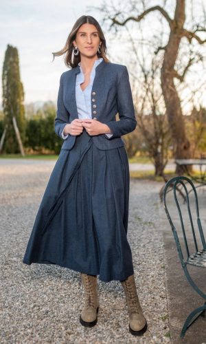 Dame mit dunkelblauem Rock und dunkelblauem Blazer, hellblaue Bluse