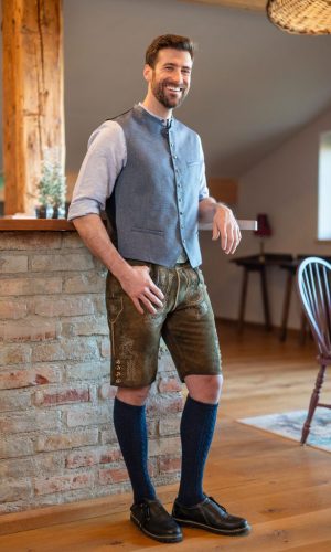 Herrengilet in blau mit Lederhose braun und blauen Stutzen und Lederschuhen