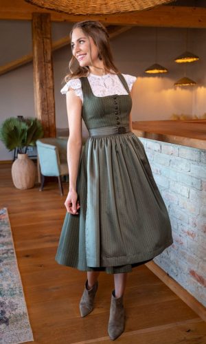 Dame im braunem Dirndl mit Schürze und kurzarm Bluse in weiß