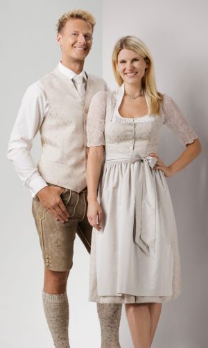 Brautpaar - Bräutigamgilet cremeweiß mit Hemd, Krawatte und Lederhose, Brautdirndl in cremeweiß mit Dirndlbluse