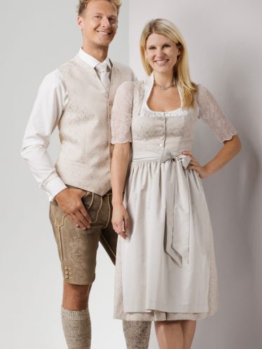 Brautpaar - Bräutigamgilet cremeweiß mit Hemd, Krawatte und Lederhose, Brautdirndl in cremeweiß mit Dirndlbluse