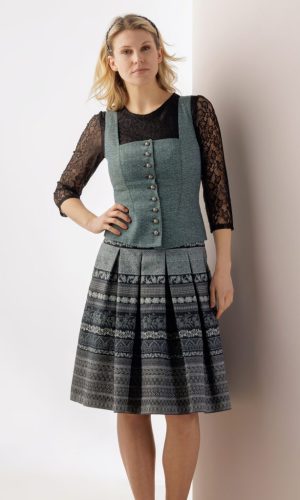Dame mit Schwarz gemustertem Trachtenrock und schwarzer Spitzenbluse mit grauem Trachtenmieder
