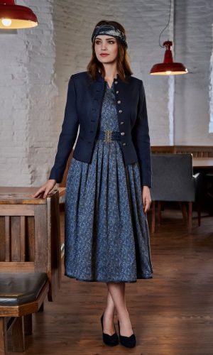 Damenkleid mit Muster in blau und Damenblazer in dunkelblau mit Hornknöpfen