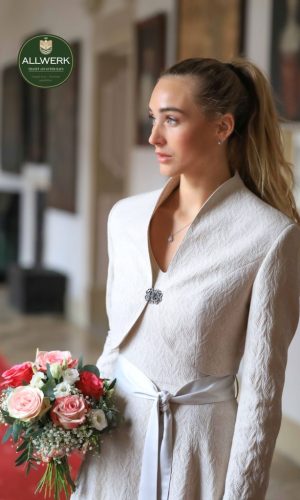 Bolero-Constanze-M-9519-94-01_web Hochzeitskleid in cremeweiß mit langarm Bolero cremeweiß