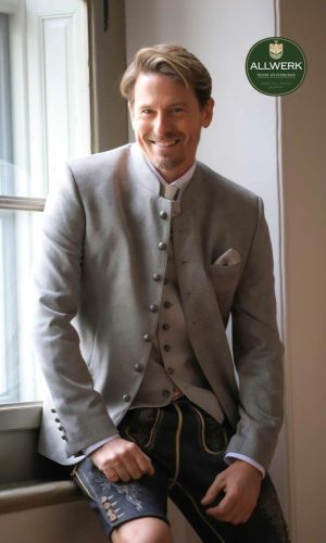 H.Jacke Starnberg-Q 9542-94Weste Belvedere-B 9569-93,Lederhose Pernitz 1285 FB.28_mit-Logo_oben-rechts Herren Sakko in beige/grau und dunkler Lederhose (kurz)