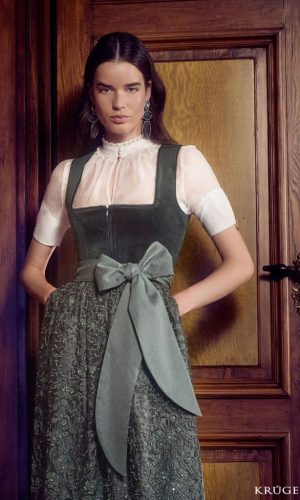 Dunkelgrünes Samtdirndl mit Schürze im Lochmuster in Dunkelgrün