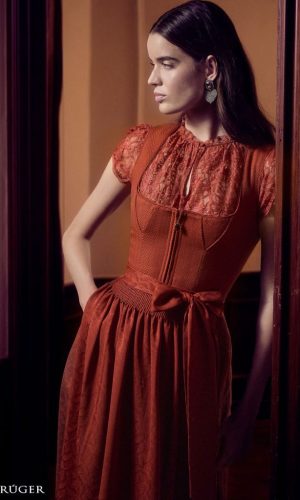 Dirndl mit Reisverschluss in Kupfer und Schürze in Kupfer, sowie Spitzenbluse für Dirndl in Kupfer