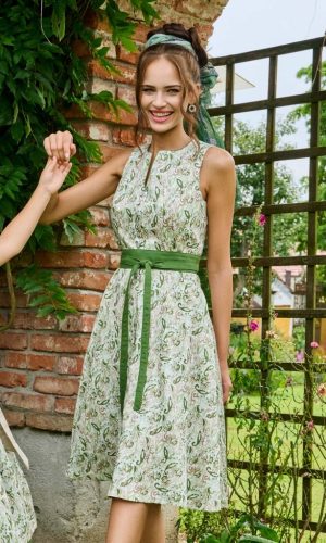 Auzinger-Kaiseralm-FS2026_6915-nur-Kleid-Dame_web Auzinger-Kaiseralm-FS2026_6915-nur-Kleid-Dame_web