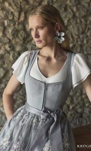 KruegerFS26_look_01_B_2047-bis-010129_web graues Dirndl mit Reißverschluss und Pajetten - Schürze in grau