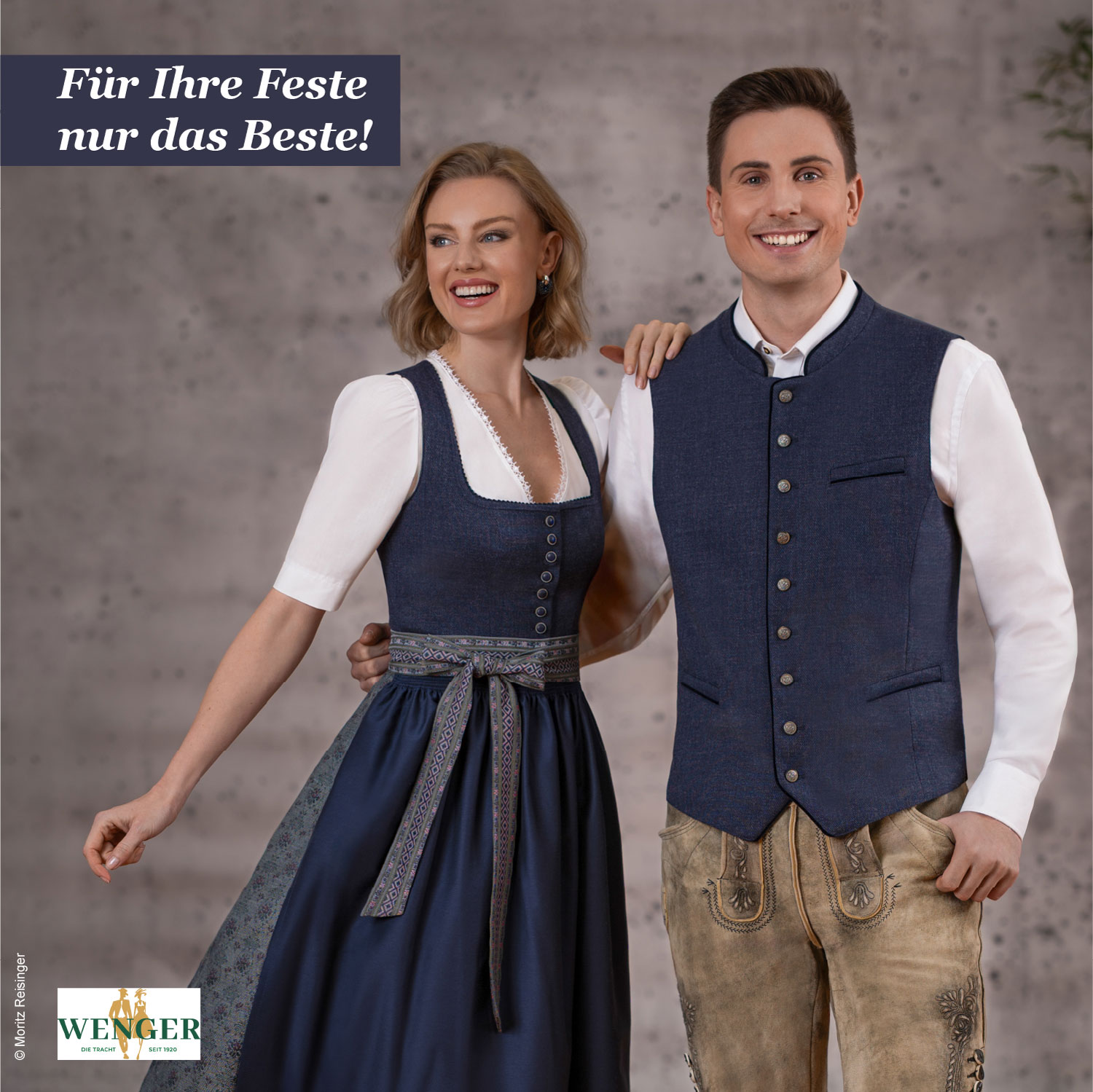 HP Teaser, Dame blaues Dirndl mit gemustertem Rock in blaugrau und Herrengilet in dunkelblau passend zu Dirndl