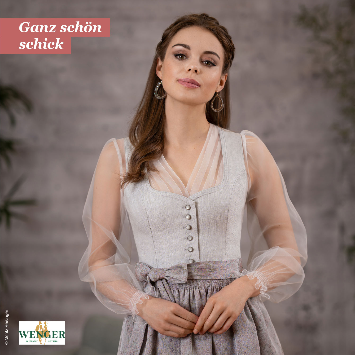 Damenblus in transparent und Hellgraues Dirndl mit Schürze
