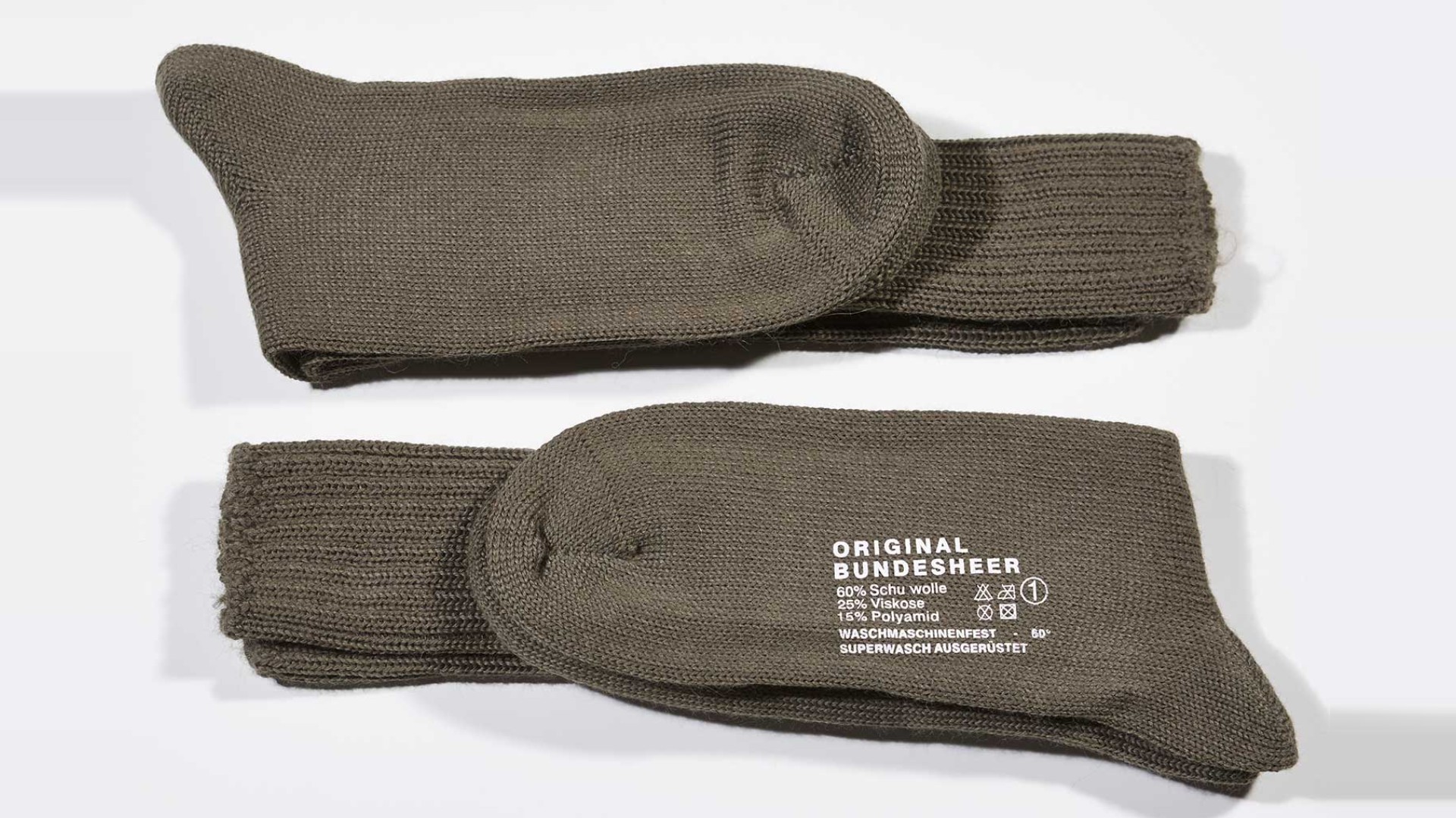 Original Bundesheer Socken in Oliv aus Schurwolle, Viskose und Polyamid, zwei Paar nebeneinander